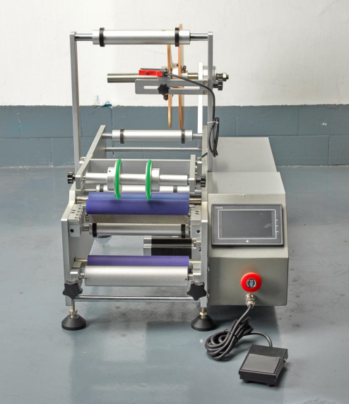 全面解析各類圓瓶貼標機 全自動、手動、桌面型、半自動及分卡機的特點與應用