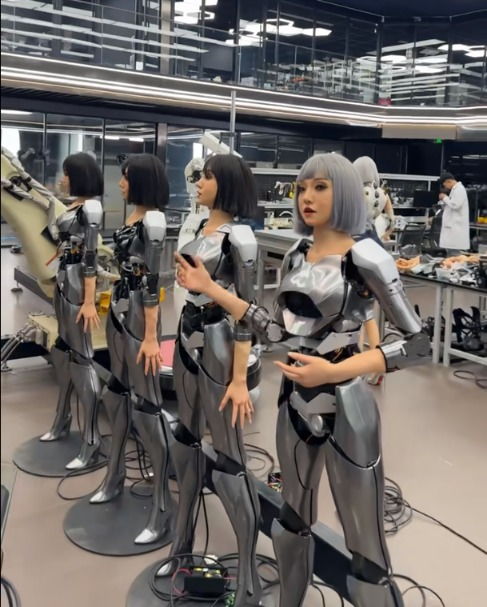 面部細節直逼真人 一家仿生機器人公司如何憑借智能研發驚艷出圈